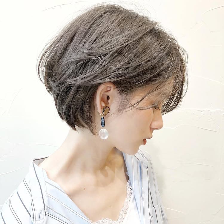ミントベージュカラーのくびれハンサムショートヘア ミントベージュカラーのくびれハンサムショートヘア