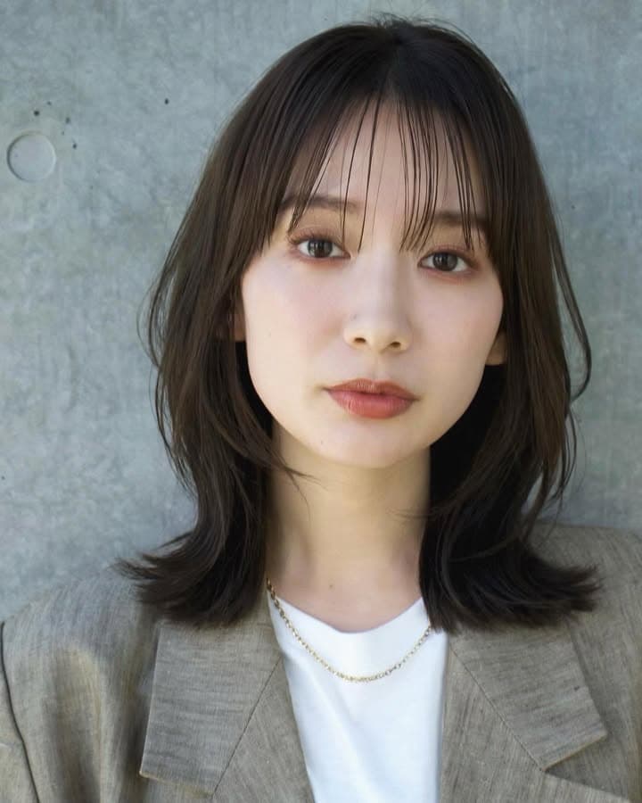 30代ママさん向きくびれミディアムレイヤーヘアスタイル 30代ママさん向きくびれミディアムレイヤーヘアスタイル