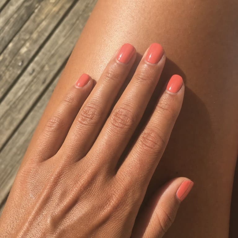 Coral Nails: sattes orange-rotes Nageldesign für den Sommer