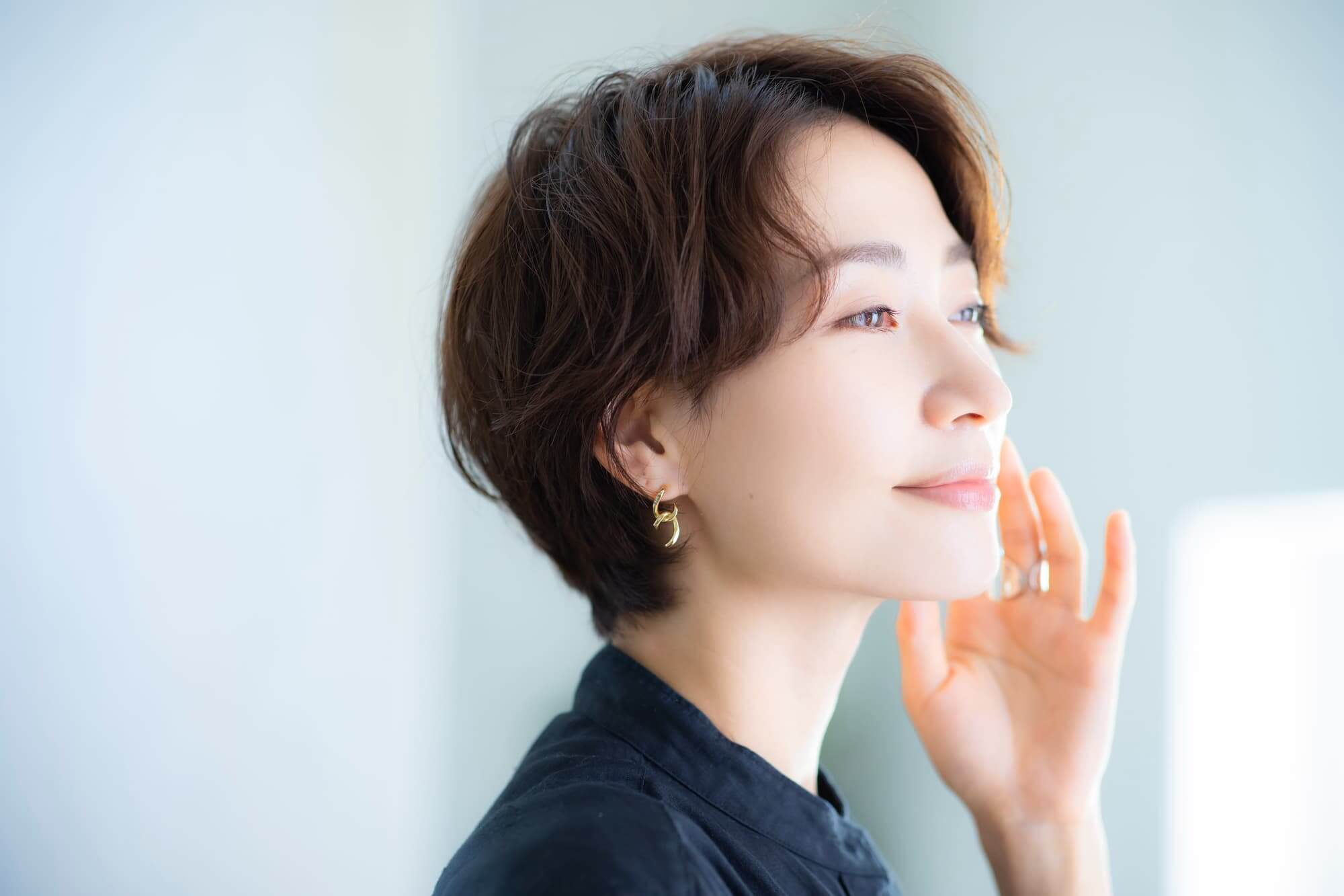 センターパートショートヘアの30代女性 センターパートショートヘアの30代女性