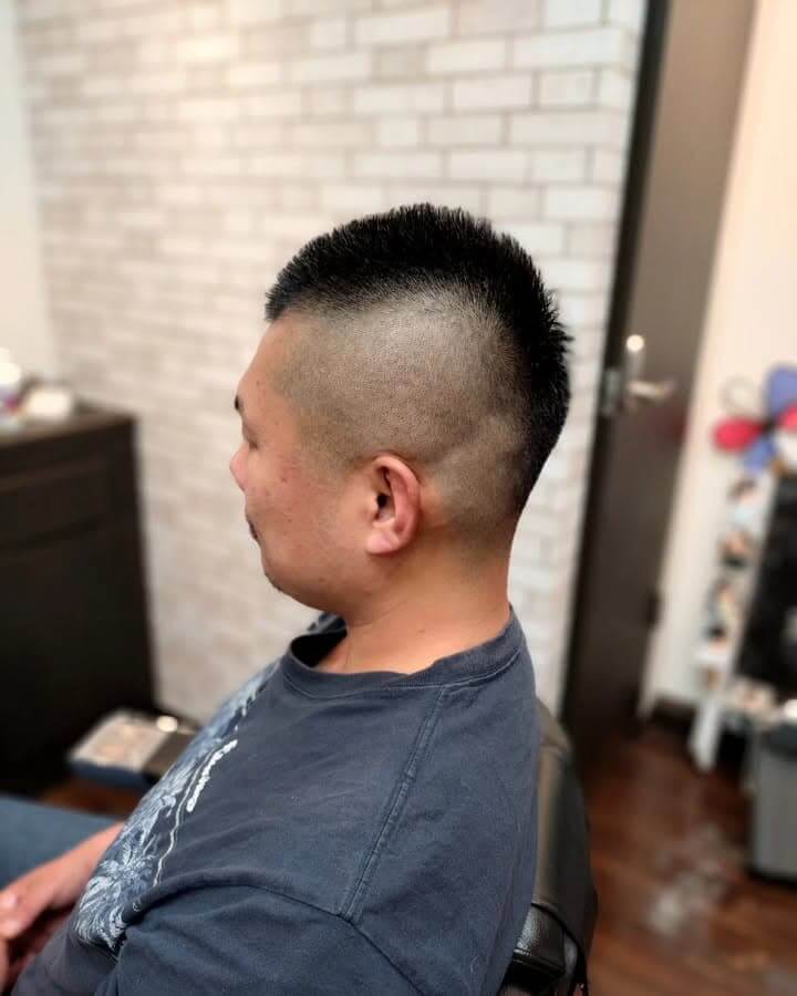 丸顔の一重メンズに似合うソフトモヒカンショート髪型 丸顔の一重メンズに似合うソフトモヒカンショート髪型