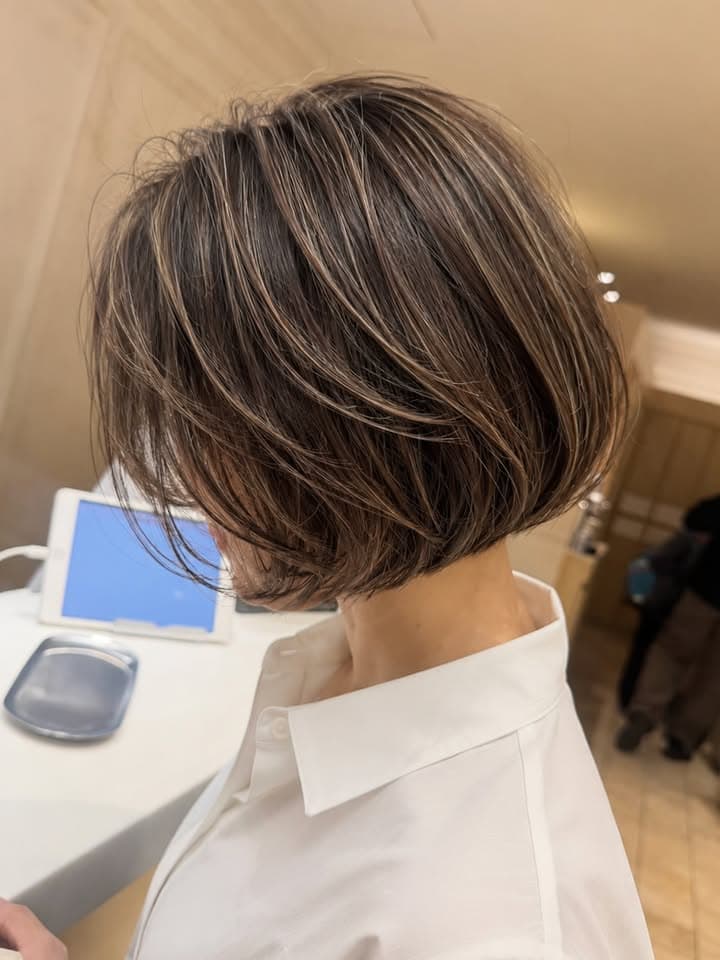 40代若返り前髪あり髪型におすすめの髪色白髪ぼかしハイライト 40代若返り前髪あり髪型におすすめの髪色白髪ぼかしハイライト