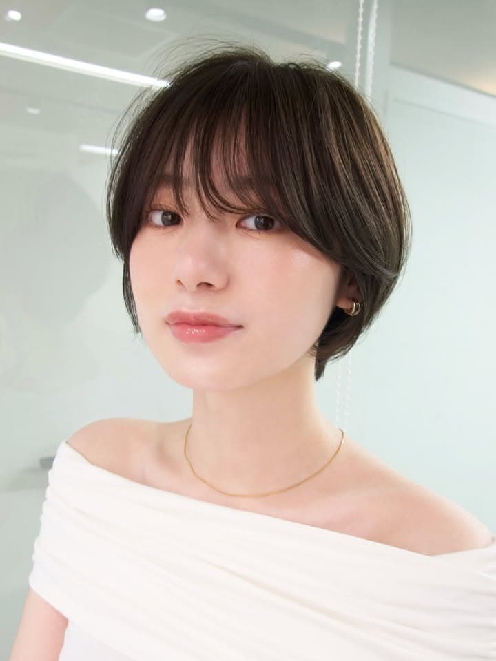 40代若返り前髪あり丸みショートボブの髪型 40代若返り前髪あり丸みショートボブの髪型