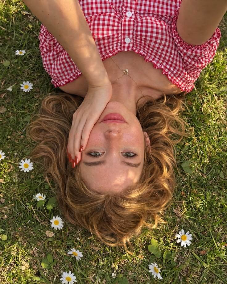 Cette image peut contenir : une femme allongée au sol, les mains au-dessus de la tête