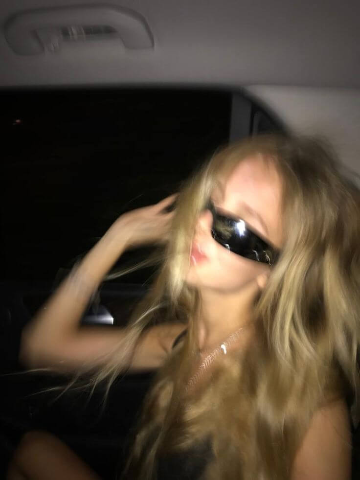Il peut y avoir : une femme avec des lunettes de soleil est assise dans une voiture