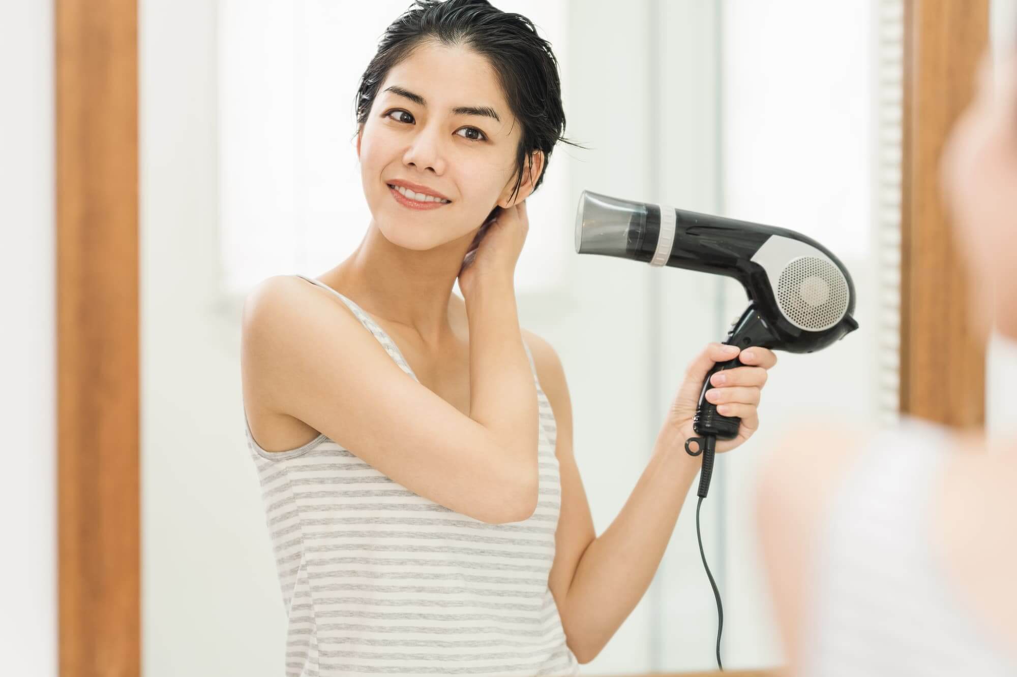 髪を乾かす女性 髪を乾かす女性