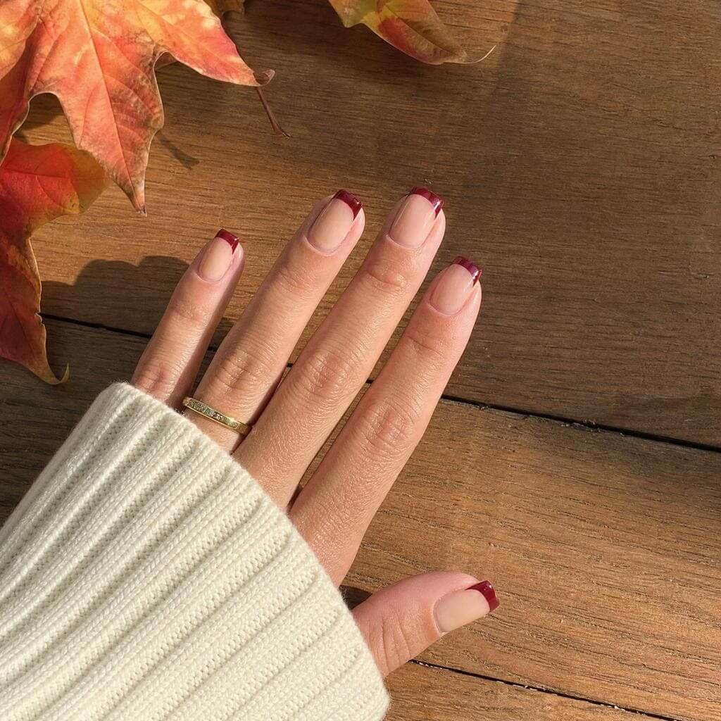 Bold French Nageldesign mit kräftiger burgunderroter Spitze