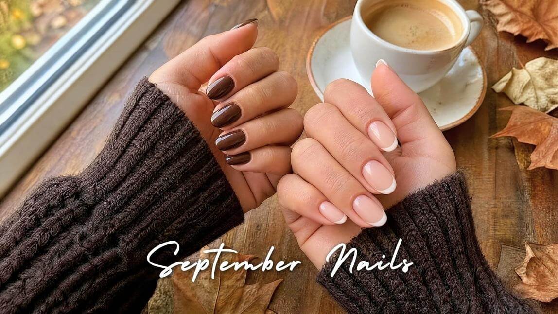 Zwei Hände mit herbstlichem Nageldesign in Schokobraun und Warm Vanilla Latte French auf einem Holztisch mit Kaffee und Herbstlaub