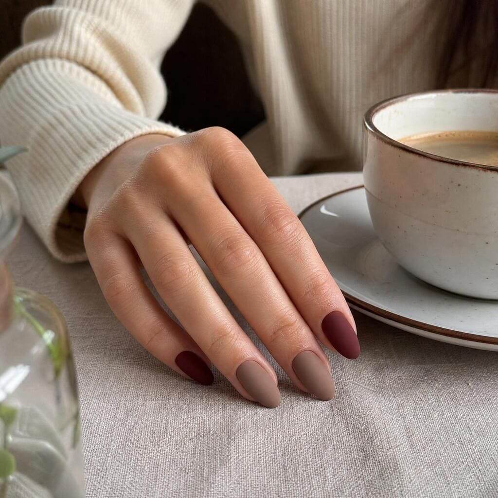 Quiet Luxury Nageldesign in gedeckten Burgundy- und Taupe-Tönen