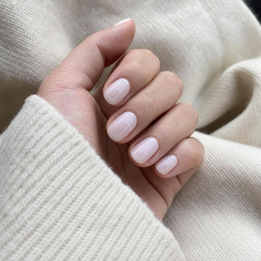 Milky Nails Nageldesign in milchig-weißem und rosé Farbton