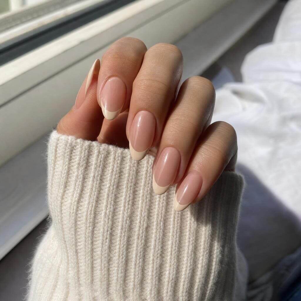 Nageldesign mit cremiger, karamellfarbener French-Spitze