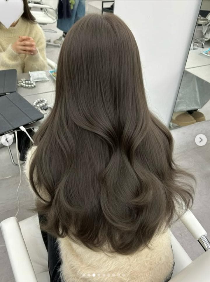 大きい顔の女性におすすめ小顔見え髪色オリーブベージュ 大きい顔の女性におすすめ小顔見え髪色オリーブベージュ
