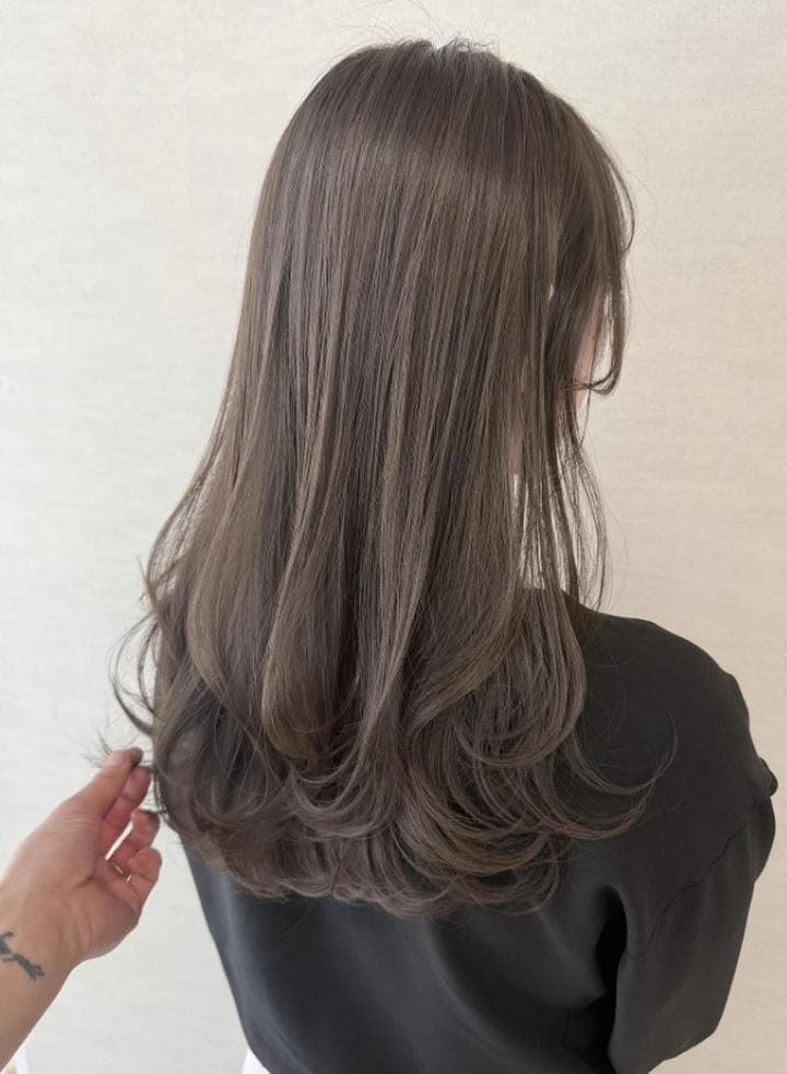 大きい顔の女性におすすめ小顔見え髪色グレージュ 大きい顔の女性におすすめ小顔見え髪色グレージュ