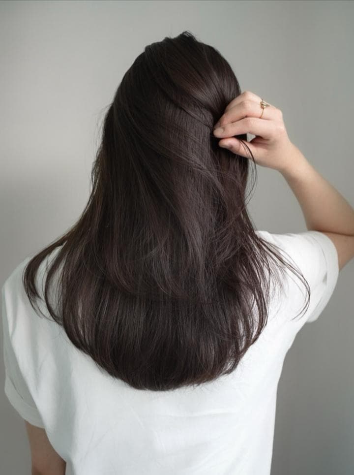大きい顔の女性におすすめ小顔見え髪色ダークブラウン 大きい顔の女性におすすめ小顔見え髪色ダークブラウン