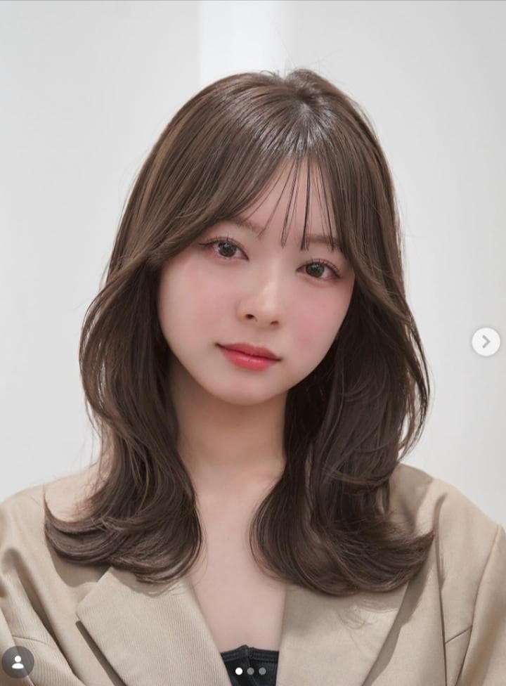 大きい顔の女性に似合う髪型韓国風くびれミディ 大きい顔の女性に似合う髪型韓国風くびれミディ