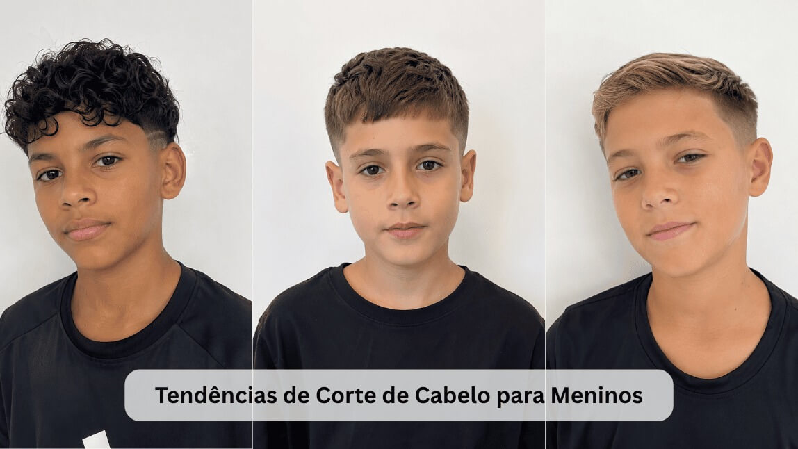 Três meninos com cortes de cabelo infantil masculino para 2026: cachos, topo texturizado e penteado lateral.