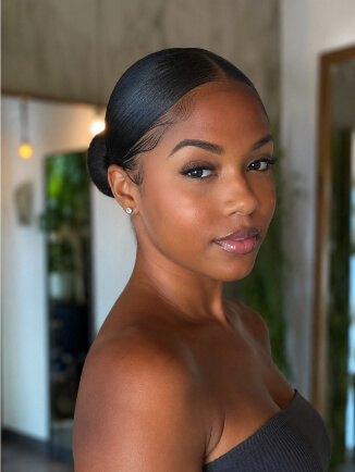 Mulher negra com coque baixo polido