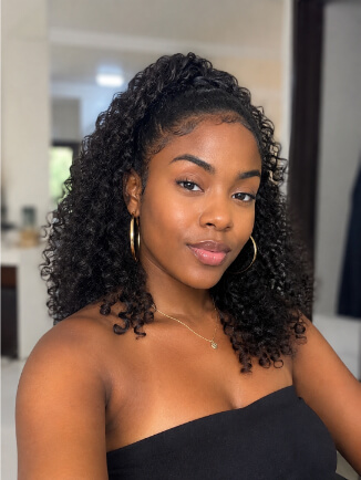 Mulher negra com cabelo meio preso com volume