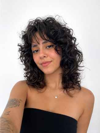 shaggy hair cacheado feminino com franja e volume