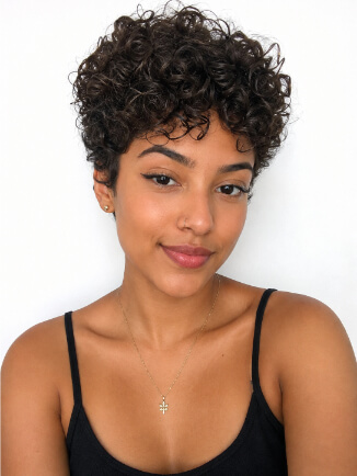 corte pixie cacheado feminino curto e moderno