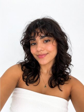 corte de cabelo cacheado feminino com franja