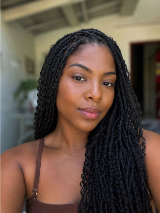 Mini twists em cabelo crespo de mulher negra com textura espiralada
