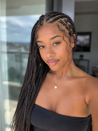 Fulani braids com tranças e miçangas em mulher negra