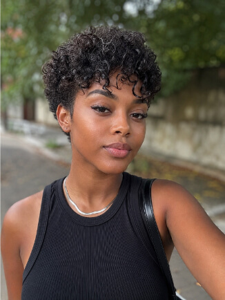 Pixie crespo feminino com franja curta em mulher negra