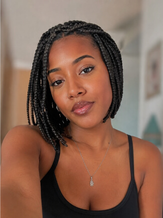 Bob trançado na altura do queixo em mulher negra