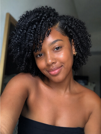 Twist-out definido com risca lateral em cabelo crespo de mulher negra