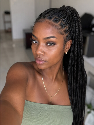 Mulher negra com cabelo rabo de cavalo trançado