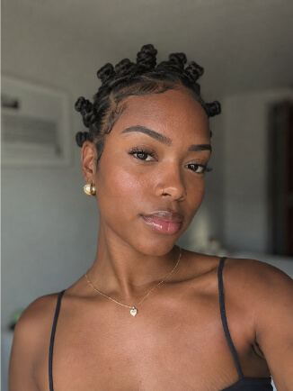 1. Bantu knots distribuídos no cabelo crespo de mulher negra