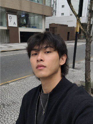 Homem asiático adulto com mullet masculino suave, laterais controladas e nuca comprida
