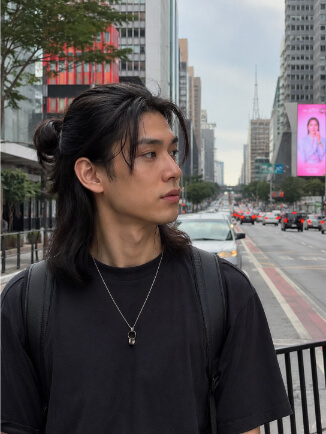 Homem asiático adulto com cabelo longo preso em half ponytail e comprimento solto