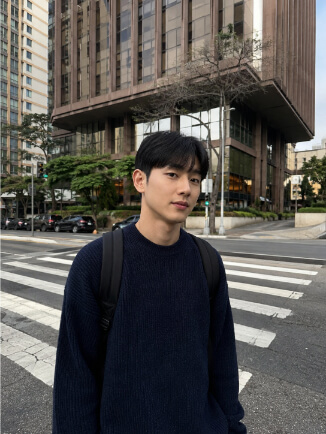 Homem asiático adulto com corte two-block coreano, laterais curtas e topo texturizado