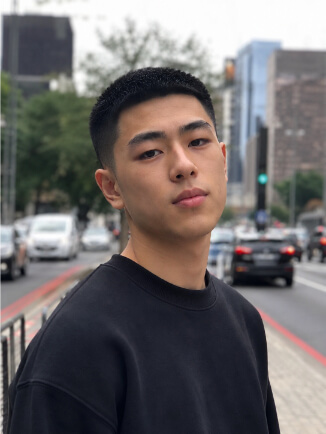 Homem asiático adulto com crew cut curto, topo levemente mais longo e laterais limpas