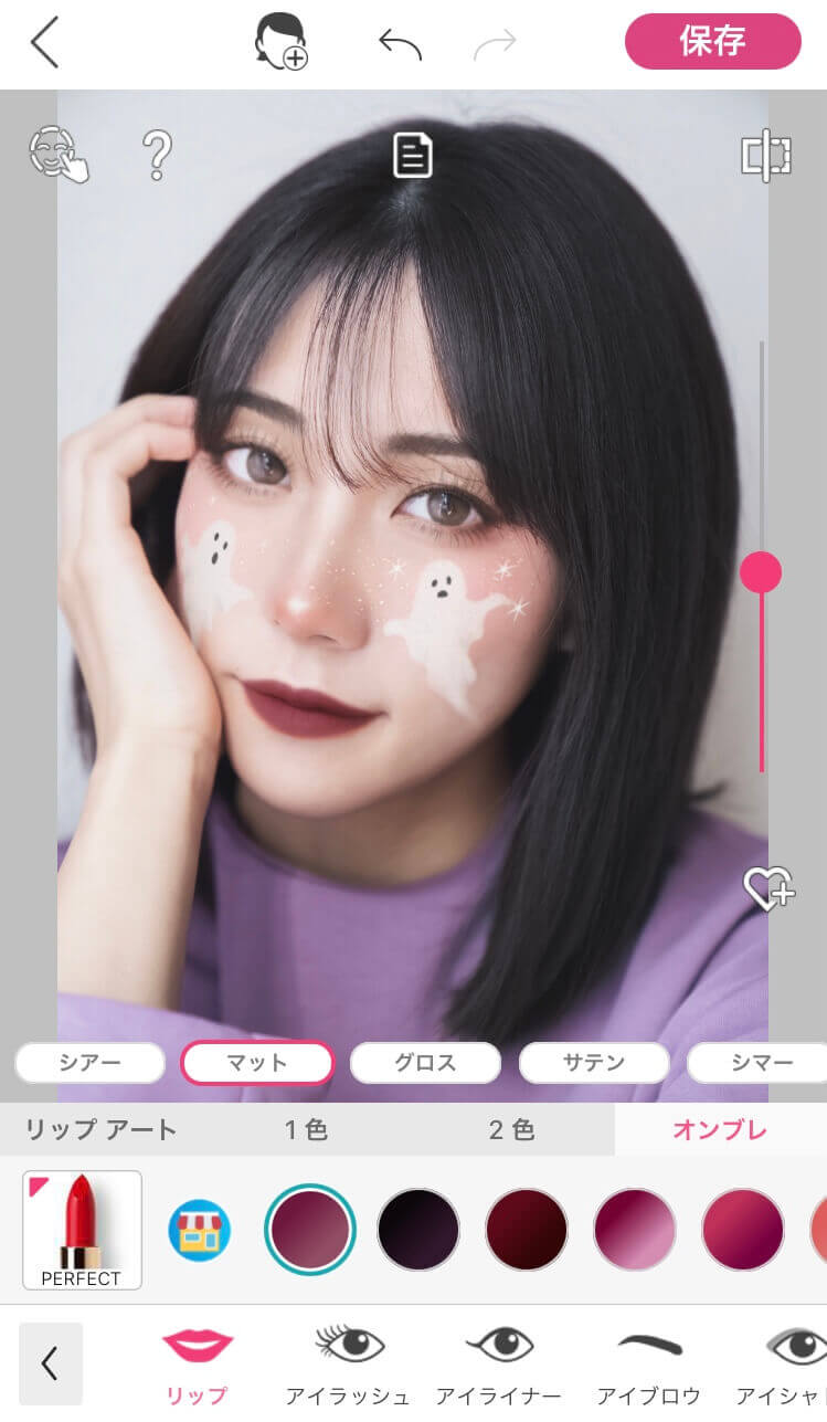 メイクを微調整する様子 メイクを微調整する様子