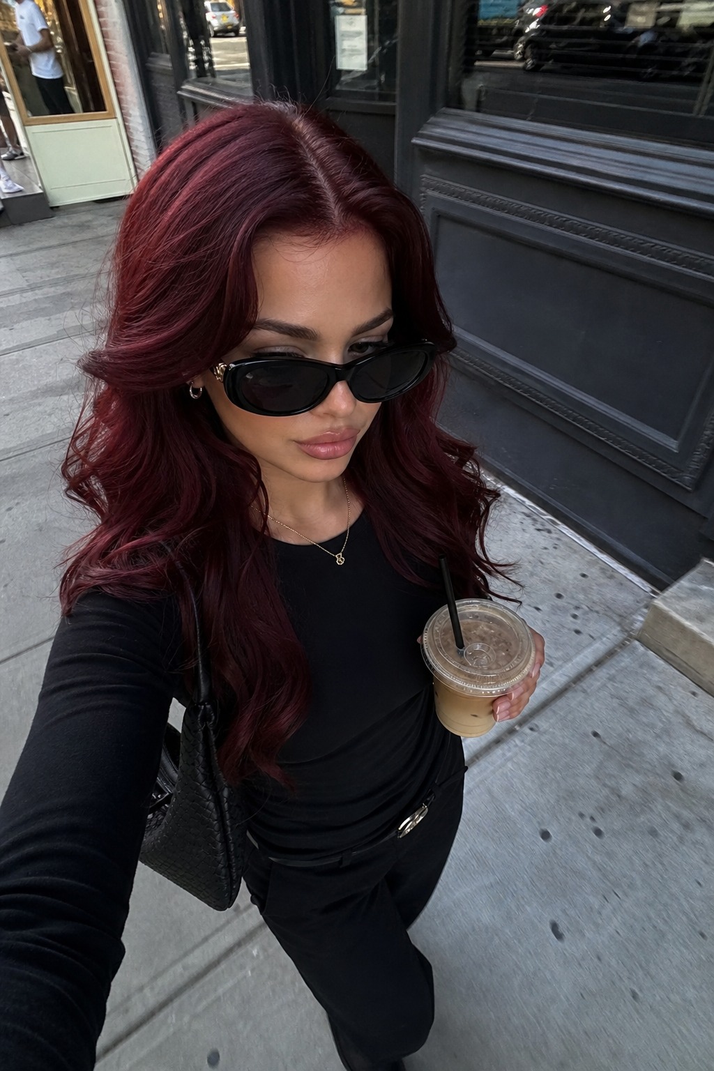 Neuen Haarfarbentrend Cherry Cola mit YouCam Makeup testen.