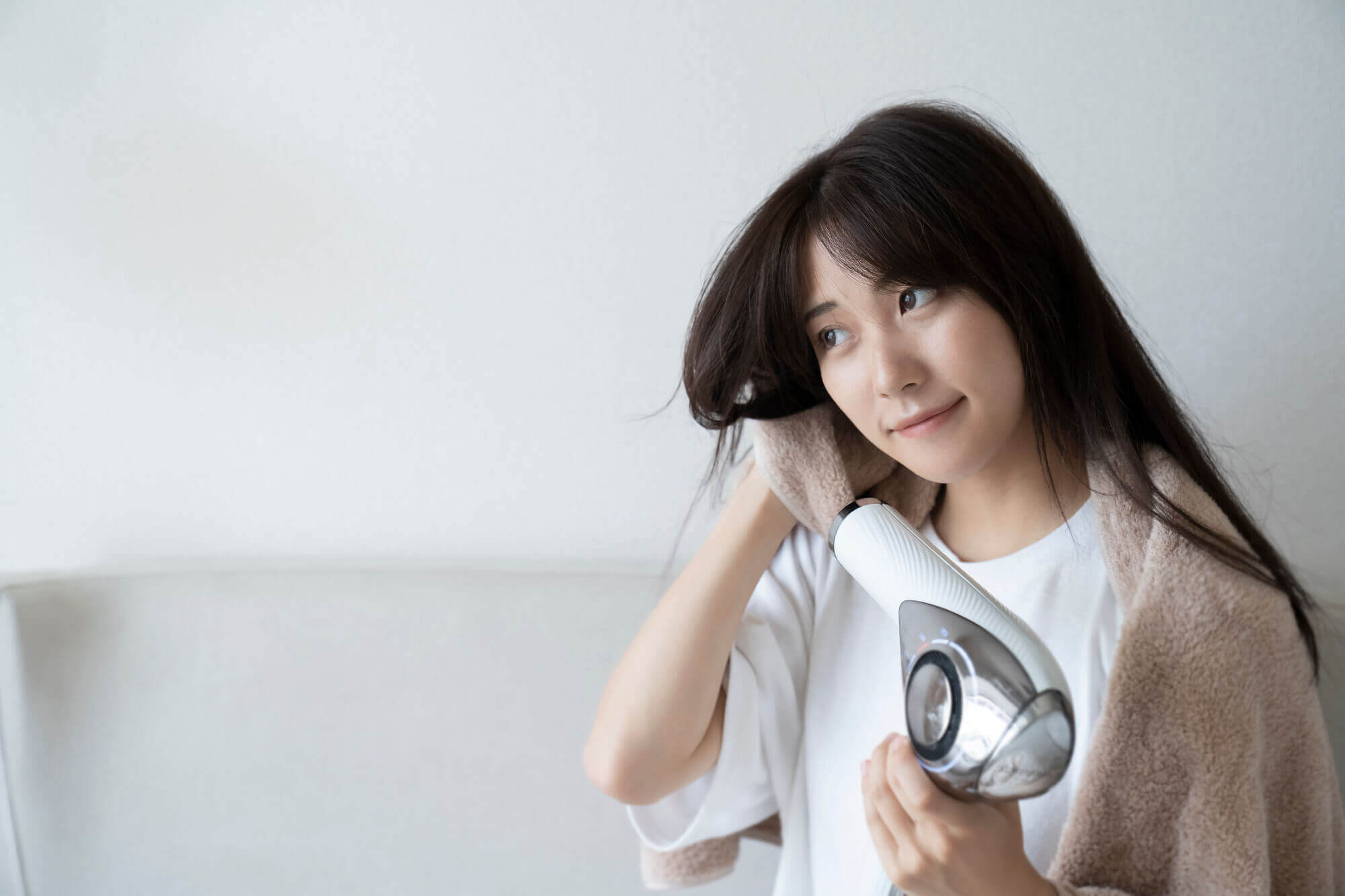 ヘアケアのをする女性 ヘアケアのをする女性