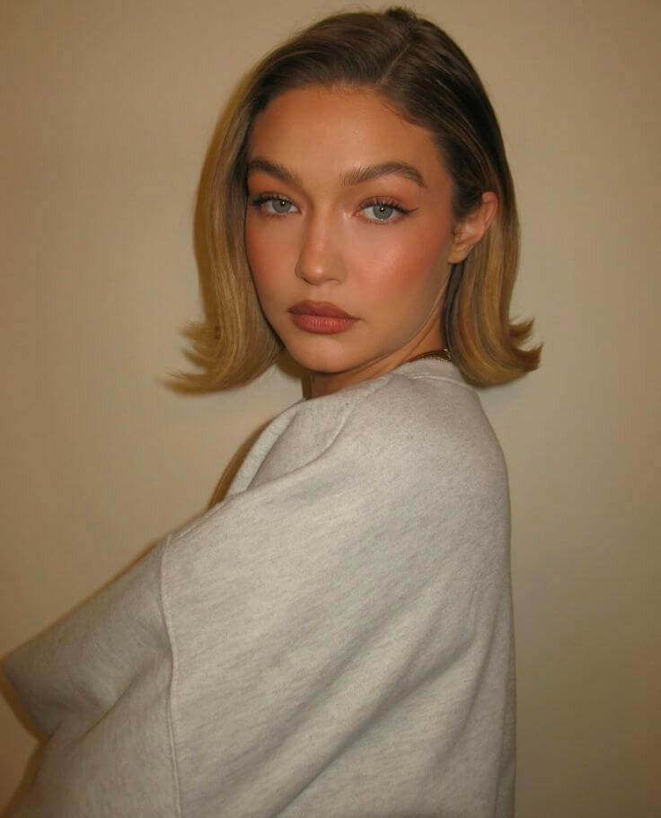 Retro flip hairstyle for a diamond face shape