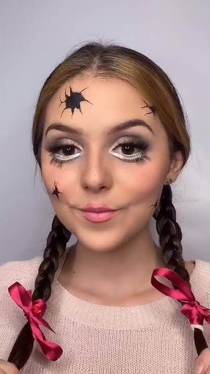 Annabelle: Maquillaje de Annabelle fácil con piel pálida, mejillas rosadas marcadas y labios pequeños rojos