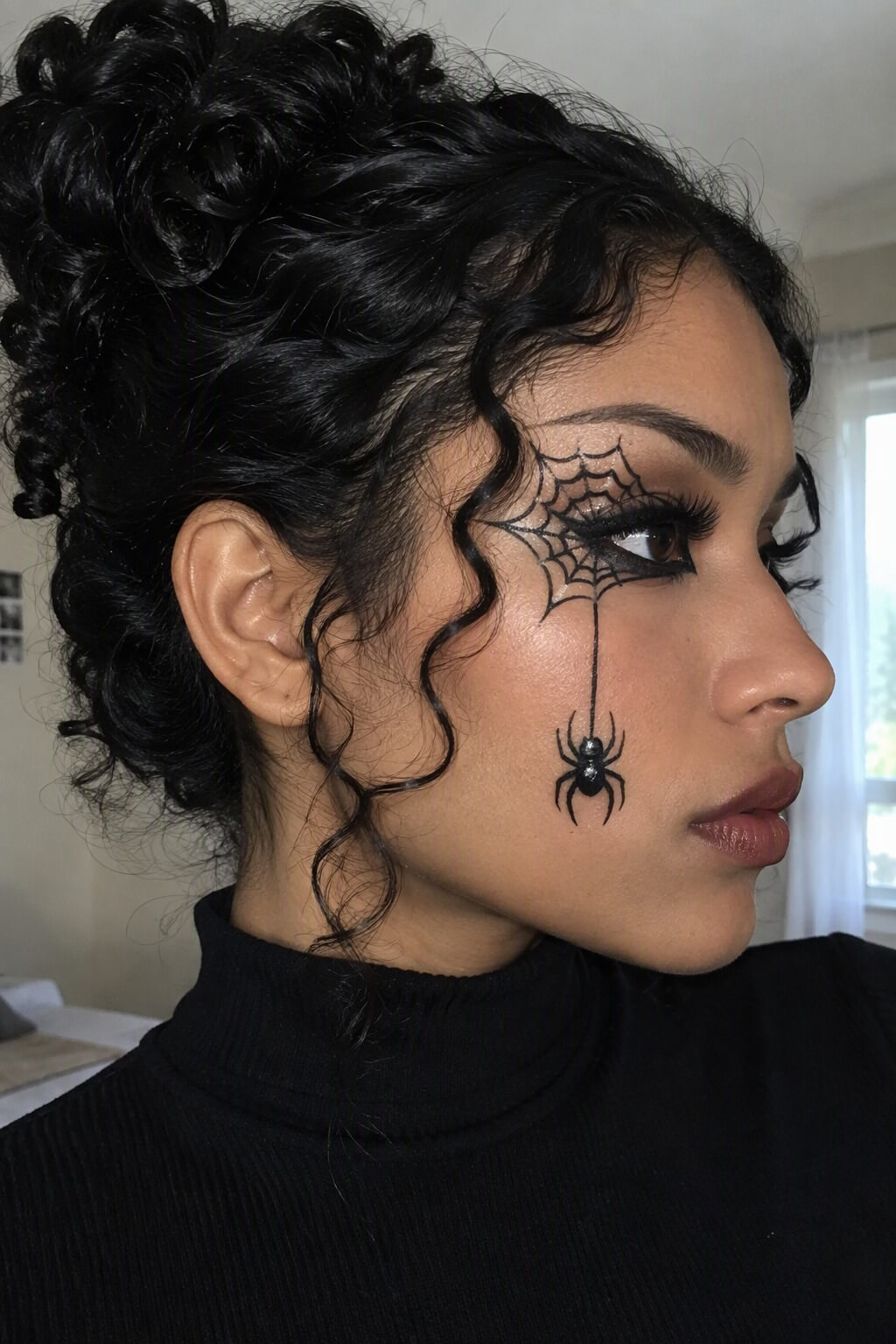 Telaraña con araña: Maquillaje de araña en la cara con telaraña en la sien y araña en la mejilla