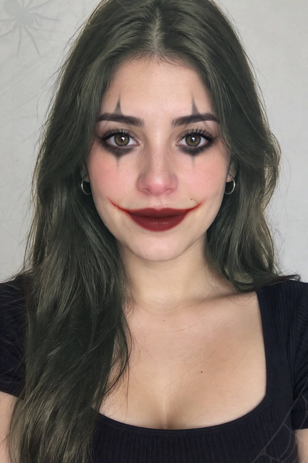 Mujer prueba maquillaje de Halloween con YouCam Makeup
