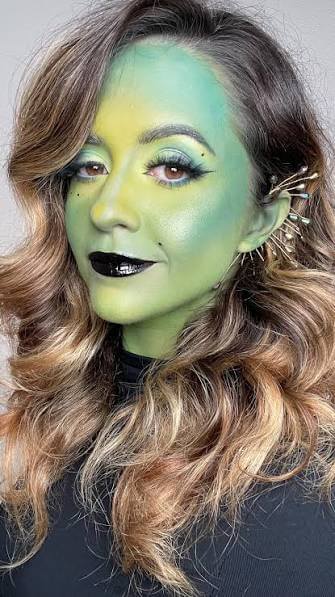 Bruja verde: Maquillaje de bruja verde clásico con cejas arqueadas negras y labios oscuros