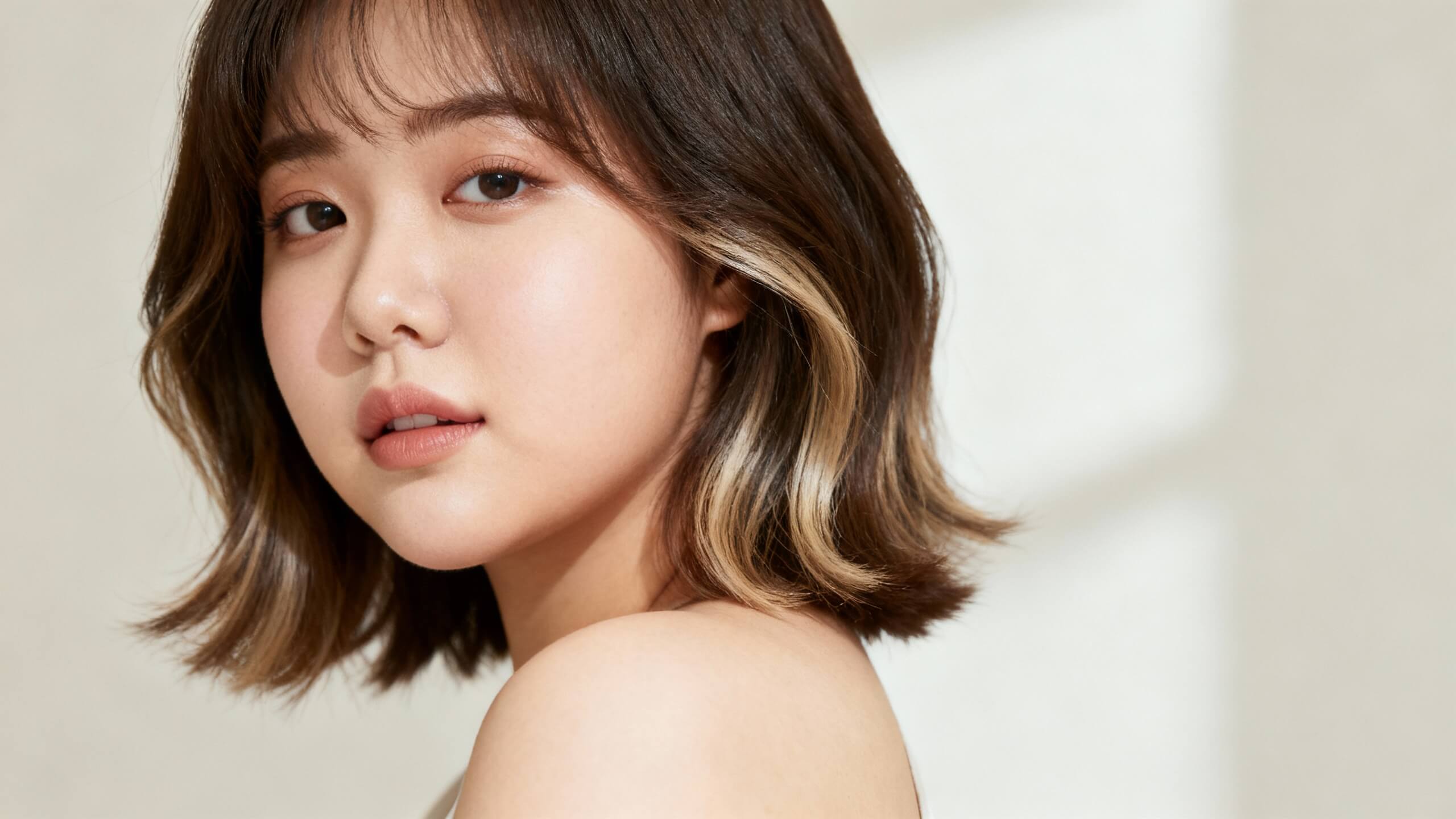 Medium length haircut for round face example Medium length haircut for a round face with layers below the chin