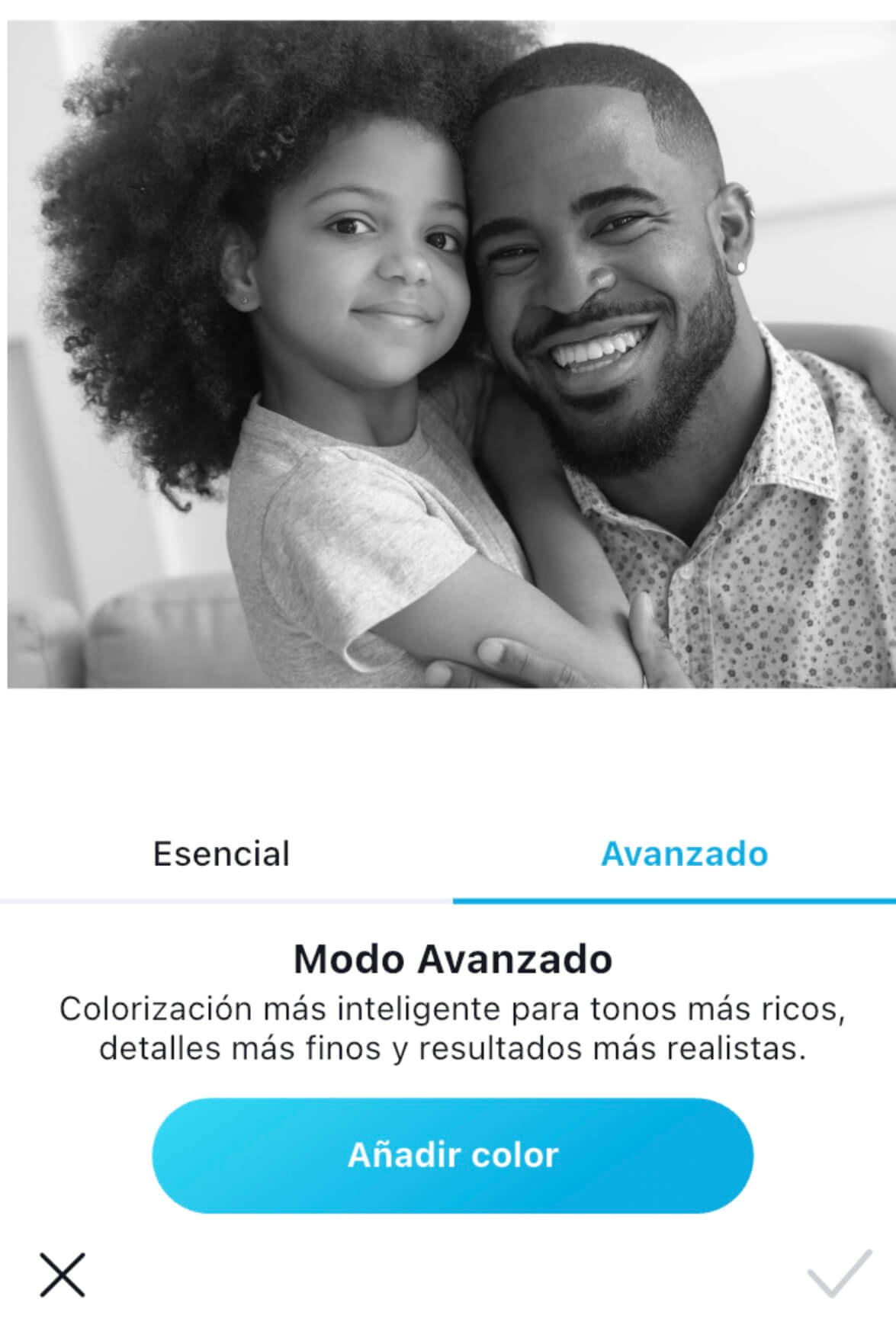 Herramienta "Colorear con IA" de YouCam Enhance sobre una foto antigua en blanco y negro de dos niñas Herramienta "Colorear con IA" de YouCam Enhance sobre una foto antigua en blanco y negro de dos niñas