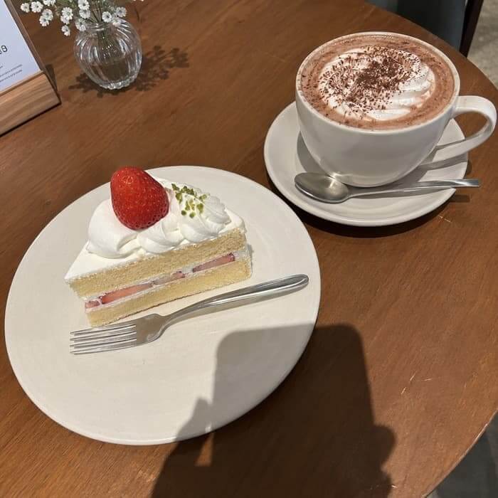 スマホの影が邪魔なカフェ活写真 スマホの影が邪魔なカフェ活写真
