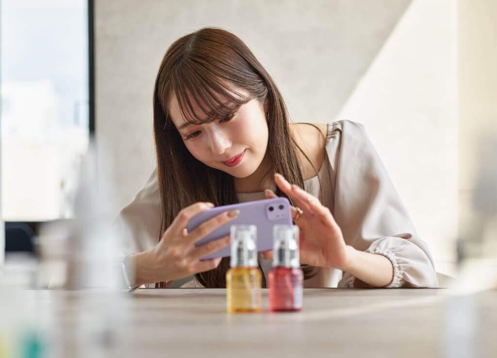 複数の角度からメルカリ商品を撮る様子 複数の角度からメルカリ商品を撮る様子