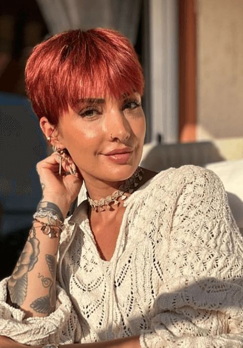 Frau mit einer Frisur ab 40: Pixie Cut