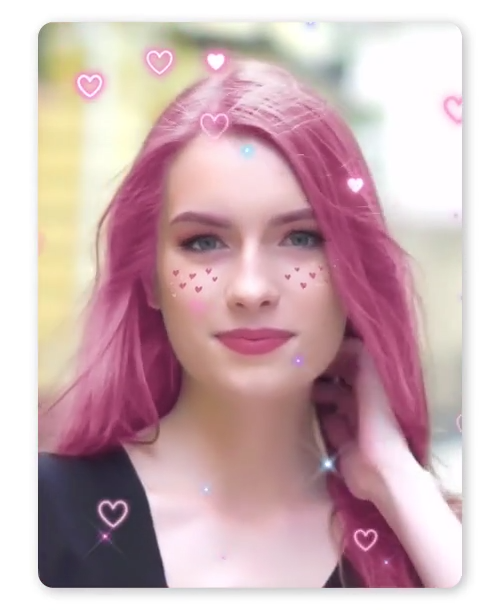 Eine Frau mit langen Haaren und Herz-Stickern auf dem Gesicht lächelt sanft. Links die unbearbeitete Version, rechts mit rosa Haarfärbung und zusätzlichen Herz-Effekten.